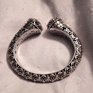 JOHN HARDY PALU COLLECTION  18kt and Sterling Silver designer bracelet.